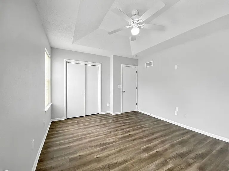 1020 NE Queens Ct — Photo 14
