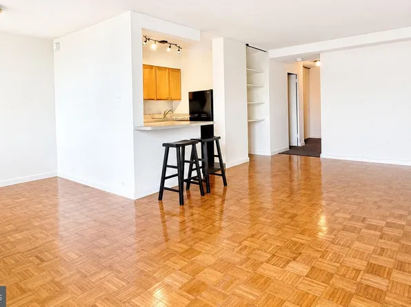 604 S Washington Sq, Philadelphia, PA