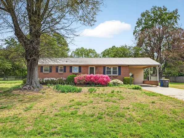 1407 Lambs Ln, Kernersville, NC 27284