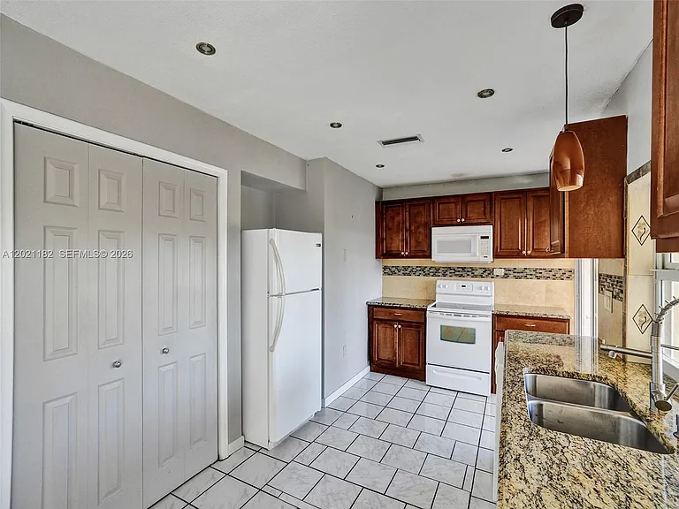 8550 NW 27th Pl — Photo 4