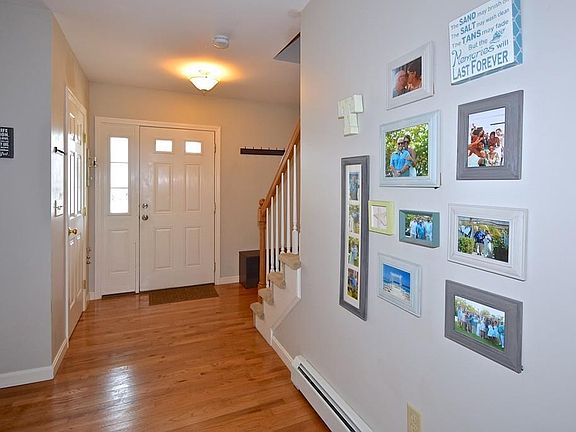 3rd image of 24 Fieldstone Dr