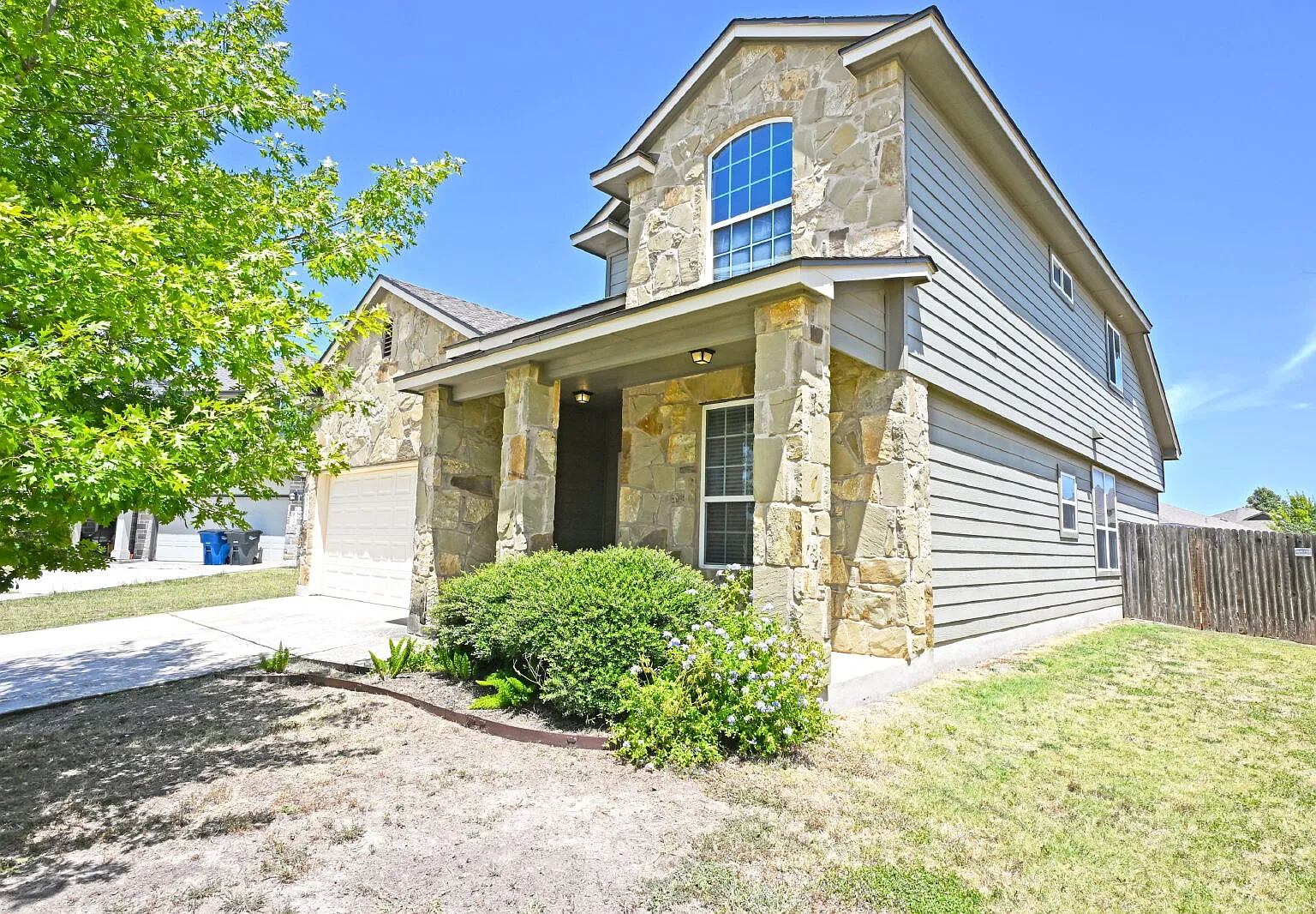 4 bed, 2.5 bath, 2212 sqft, $1,885 — Photo 2