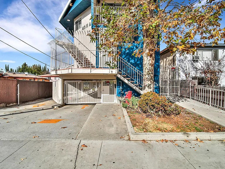 4311-4313 Toland Way — Photo 3