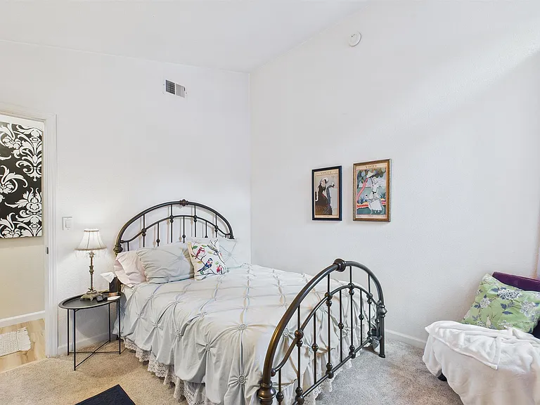+Bedroom 2
+Full bed
+Dresser
+Closet/Dresser
+TV
+Desk
+Bedroom door lock