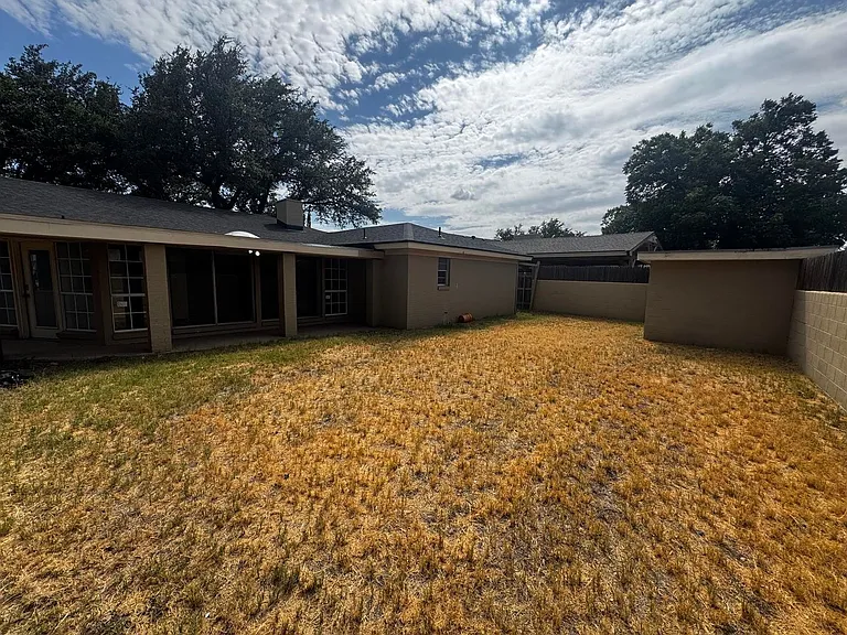 3208 Durant Dr — Photo 19