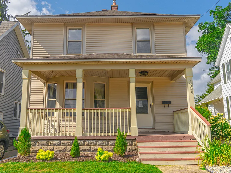 321 Ann St NE — Photo 1