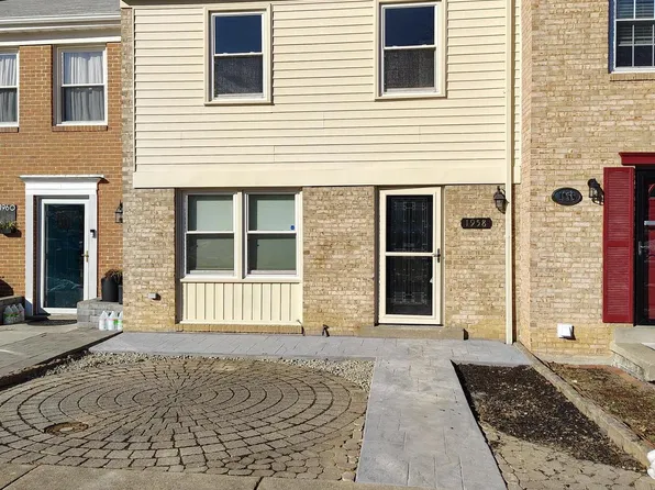 1958 Mayflower Dr, Woodbridge, VA 22192