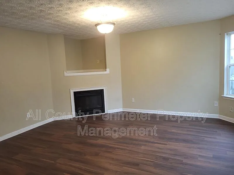 3 bed, 2.5 bath, 1408 sqft, $1,495 — Photo 2