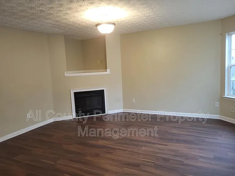 5543 Pineridge Ct — Photo 2