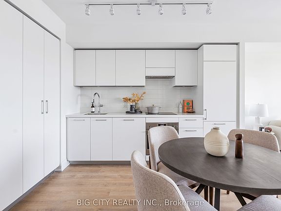 3rd image of 36 Brentcliffe Rd #811