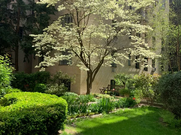 250 West 24th Street image 9 of 12