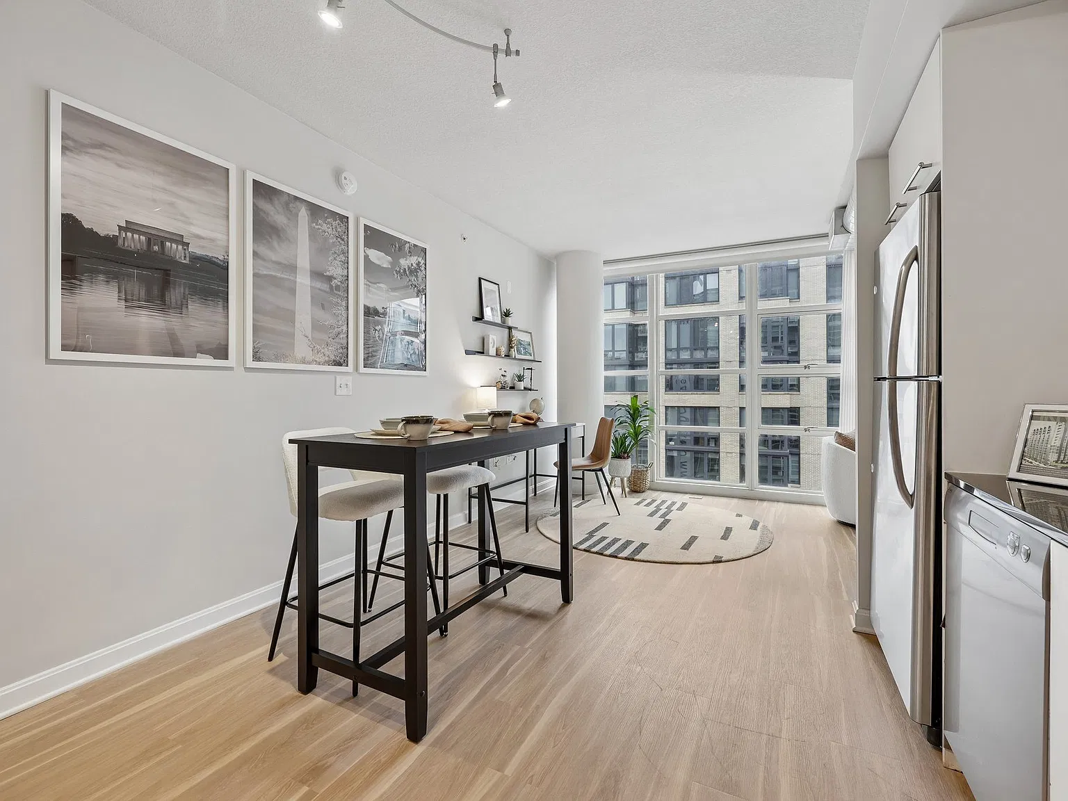 Onyx on First — Photo 4