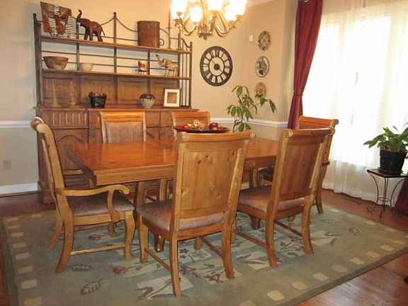 Elegent Formal Dining Roo