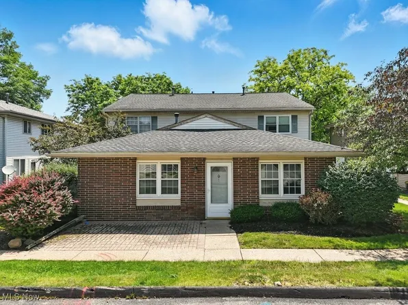 3820 Twin Pines Dr #8A, Uniontown, OH 44685