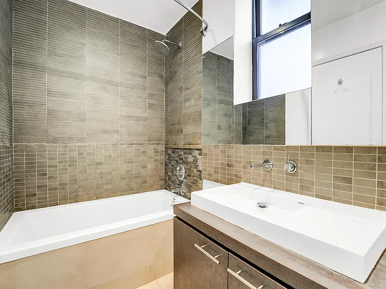 1060 Putnam Ave #2R — Photo 12