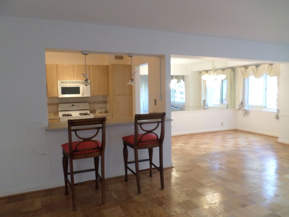 Breakfast Bar & Dining Area