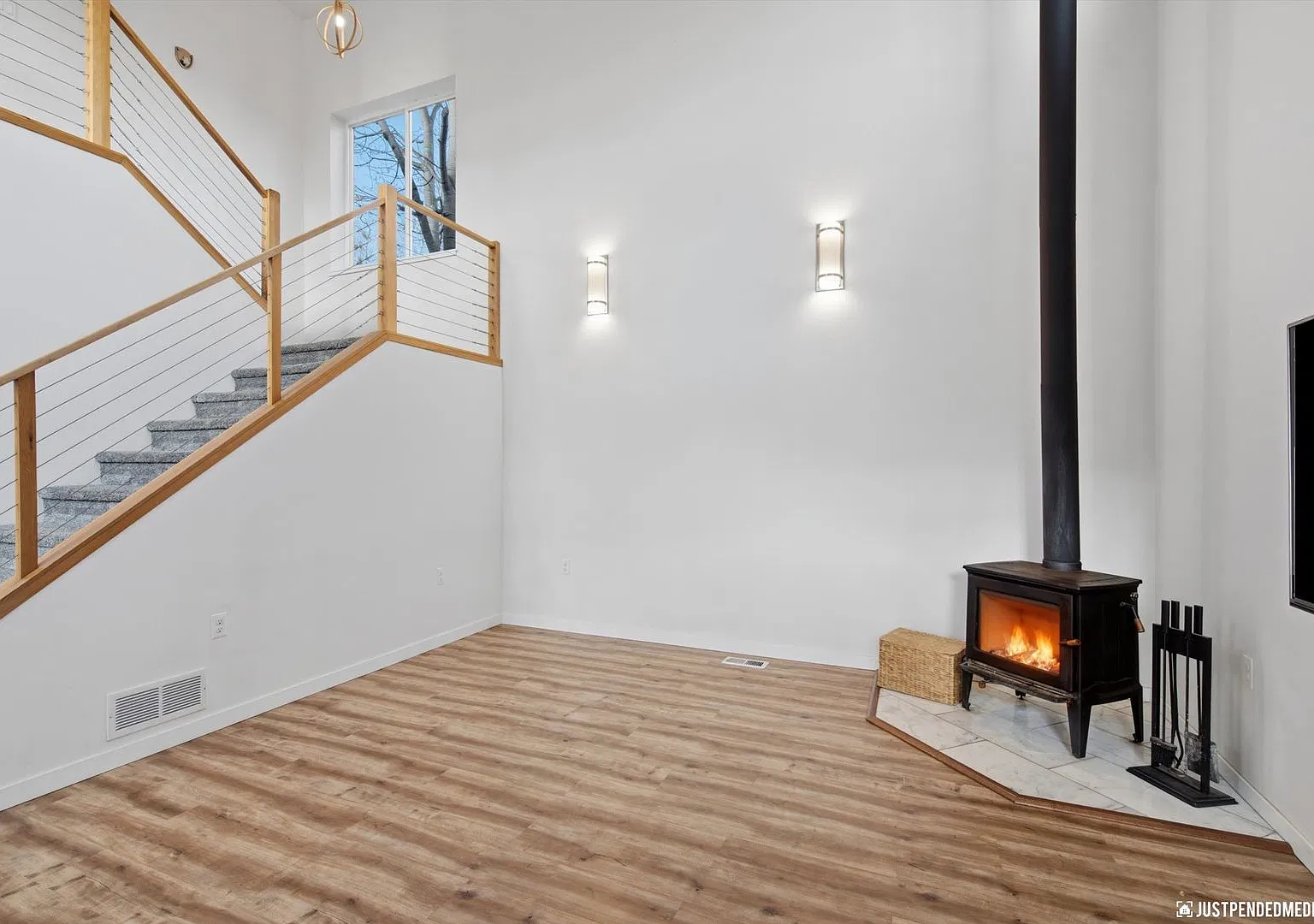 Beautifully Maintained South Anchorage Home | 4 Bedrooms + Exceptional Parking! — Photo 2