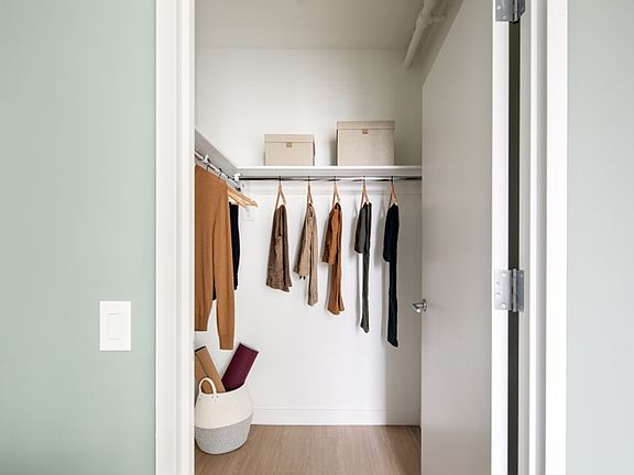 4th image of 30-77 Vernon Blvd #402E
