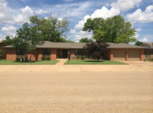 907 3rd St, Farwell, TX 79325