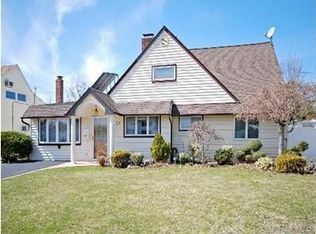 26 Return Ln, Levittown, NY 11756