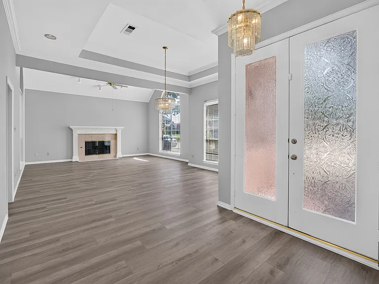 1037 McCoy Dr — Photo 2