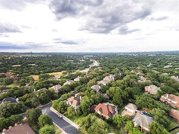 Circle is a tree covered community located in the Hill Country. Nearby amenities include a Super HEB, Alamo draft house (easy to bike or walk), micro brewery, and numerous restaurants. Check out the veloway (bike track) and the relaxing Lady Bird Johnson 
