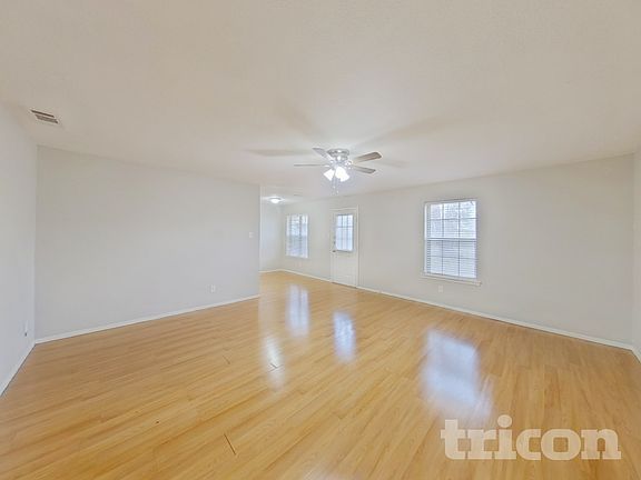 3rd image of 810 Dogwood Dr