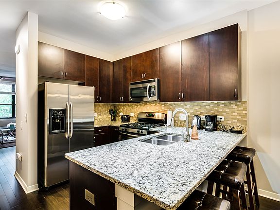 442 W Elm St_004