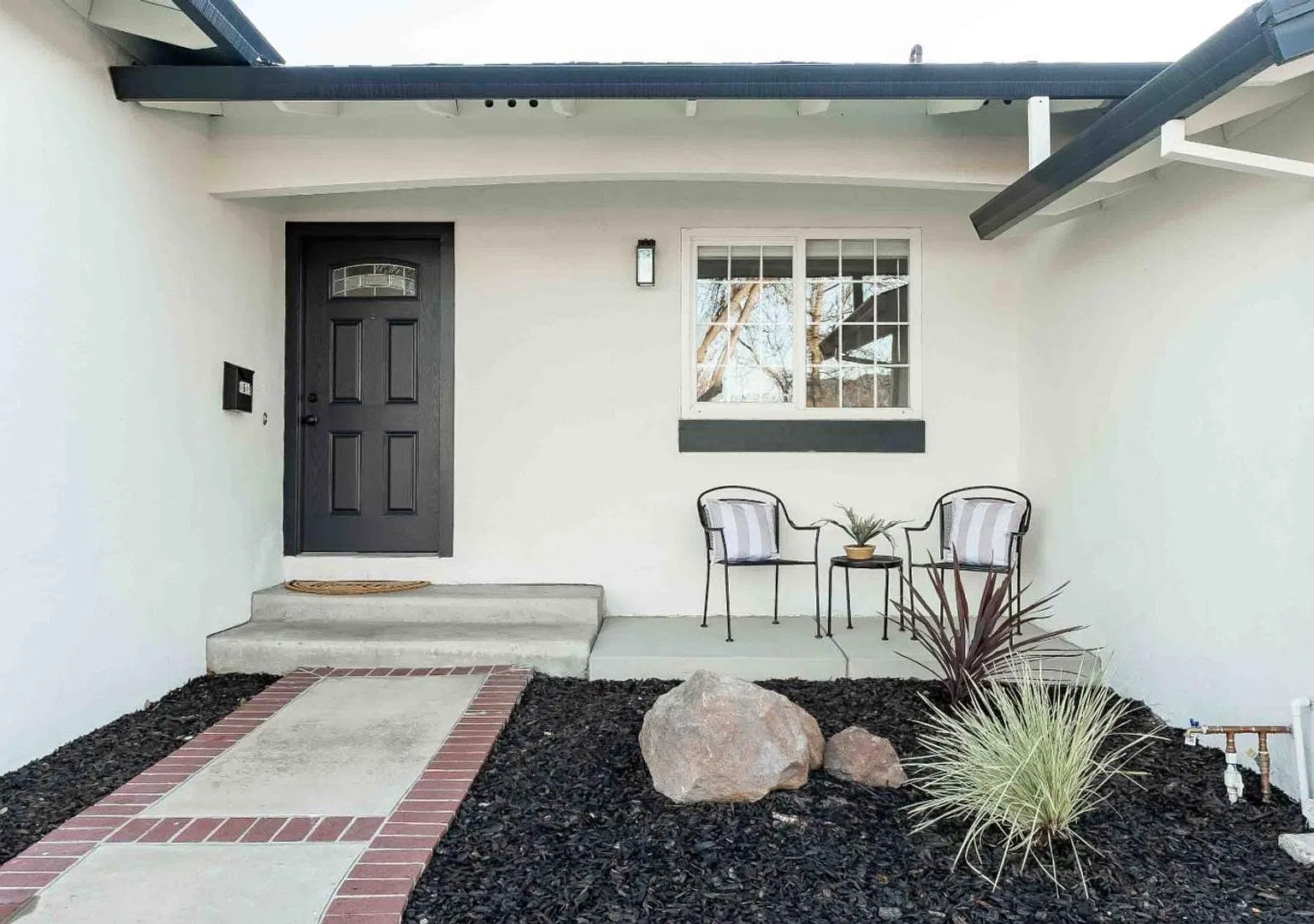 Stunning 4-Bedroom Home with Designer Finishes in Val Vista 05/10 Ready to Rent! — Photo 3