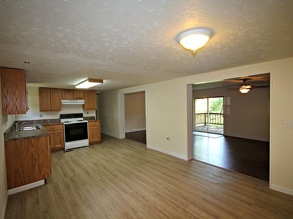 4th image of 2775 Hillwood St