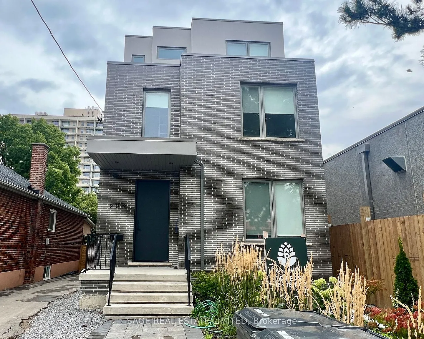 909 Castlefield Ave #2 photo 1
