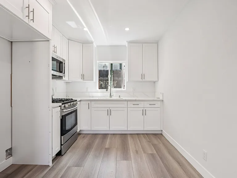 11032 Scoville Ave — Photo 4