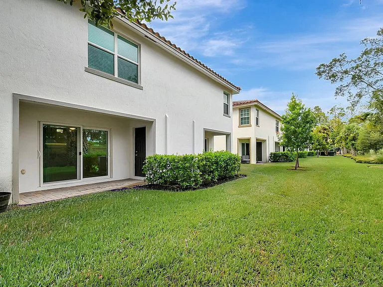 6851 Broadwater Ln — Photo 16