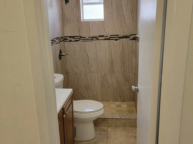 704 NE 5th St #4 — Photo 8