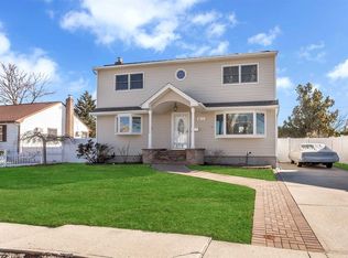 585 Heathcliff Dr, Seaford, NY 11783