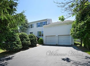 22 Village Rd, Kendall Park, NJ 08824