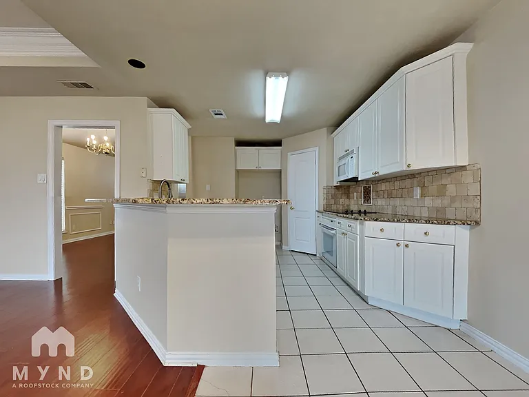 9860 Buckingham Ln — Photo 3
