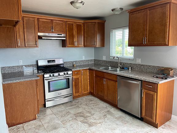 3rd image of 5841 Myrtle Ave #B