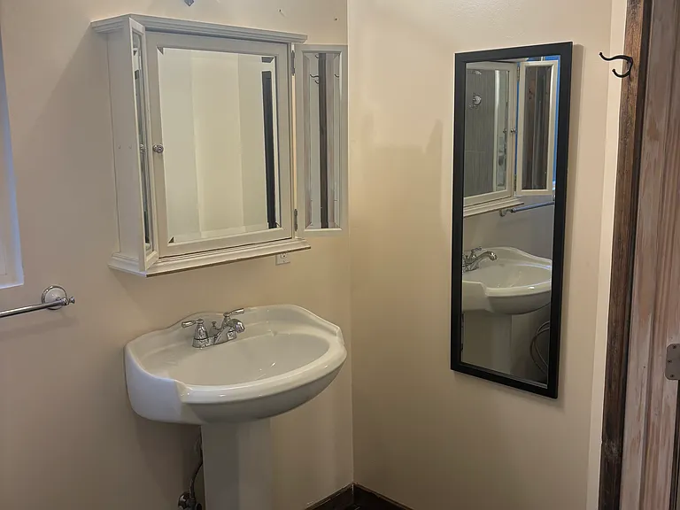 405 N Cloverdale Blvd #B — Photo 5