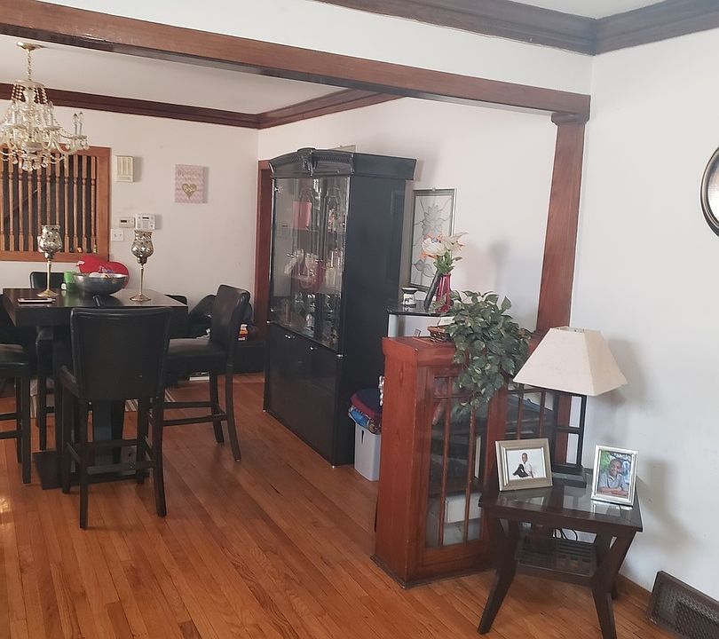 2nd image of 1121 W 71st St