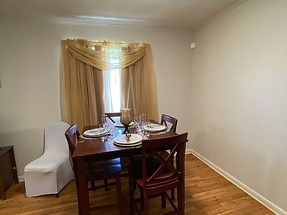 FRONT DINING AREA