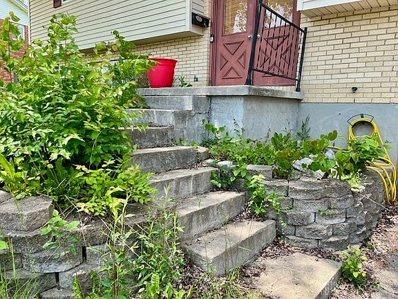 2nd image of 815 Moon Ct