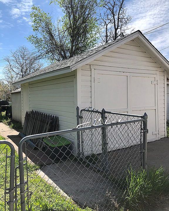 2nd image of 4871 Julian St