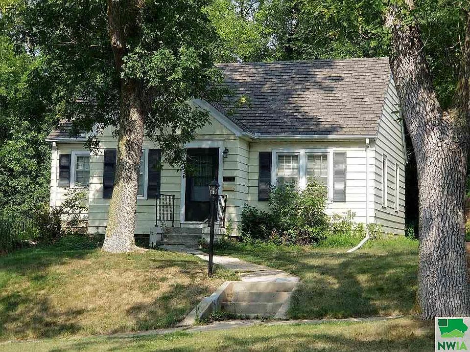 1st image of 3258 Douglas St