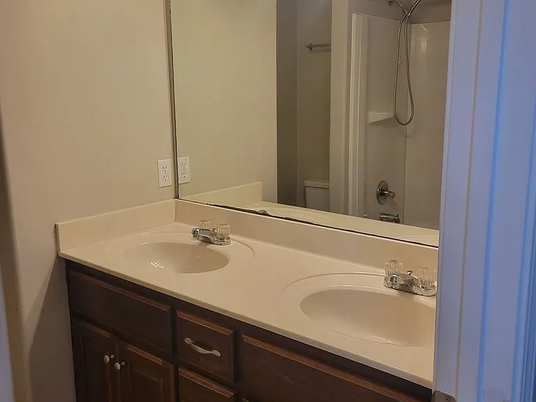 134 Liverpool Cv — Photo 45