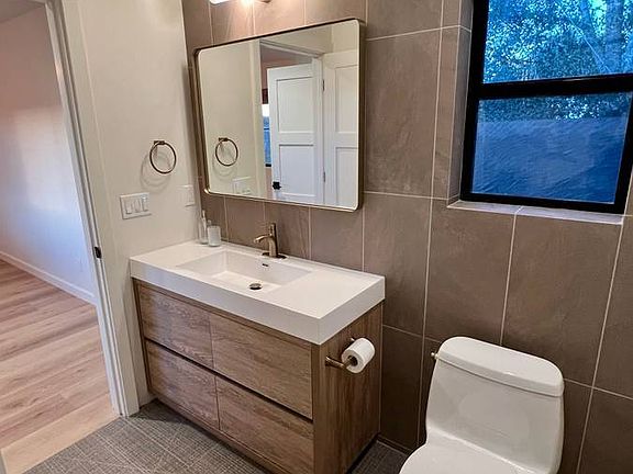 3rd image of 608 Montana Ave #4