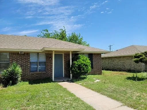 2 bed, 1.0 bath, 700 sqft, $1,175 — Photo 2