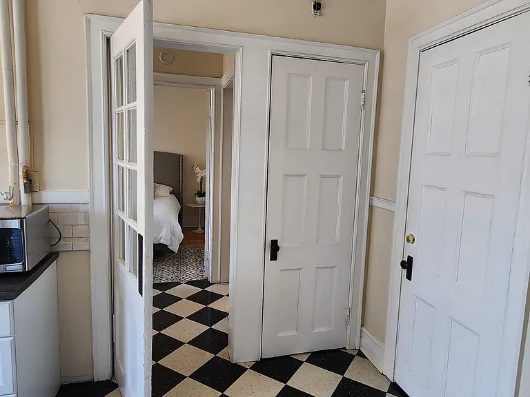 St. James Court Historic Apartments — Photo 9