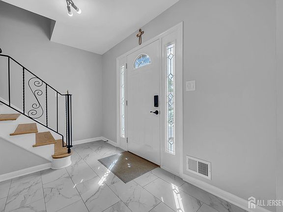 5th image of 35 Albert Ave