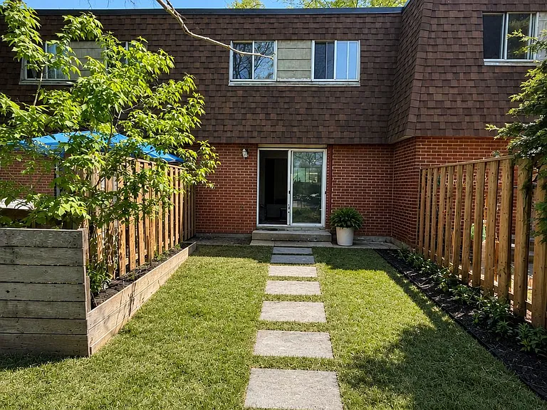 75 Eastdale Ave #Townhouse 22 — Photo 3